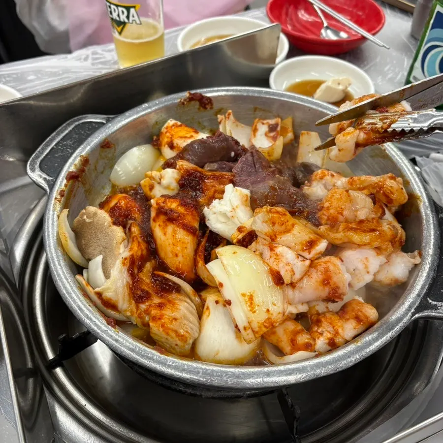 보글보글 끓어오르는 빨간 양념과 기름