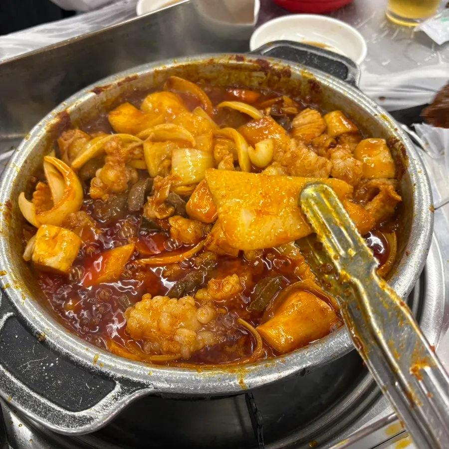 한입 크기로 자른 대창 한 점