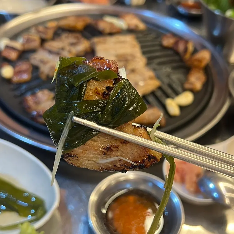 Seasoned rib wrapped in wild garlic leaves