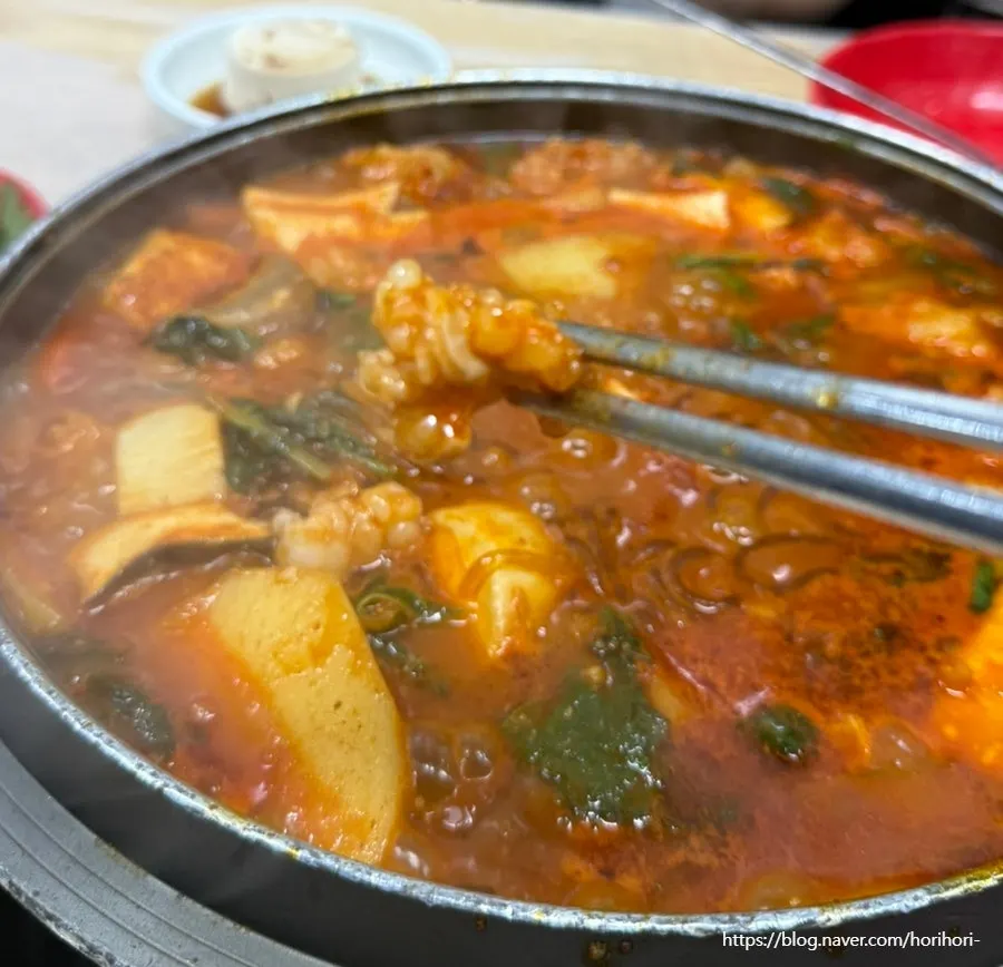 Fat-filled large intestine and heart pieces in the hotpot