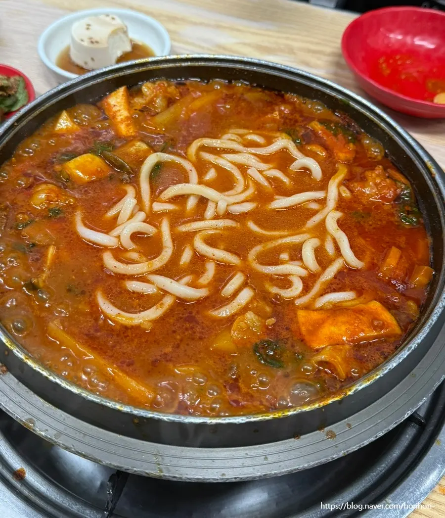Udon noodle sari added to the hotpot