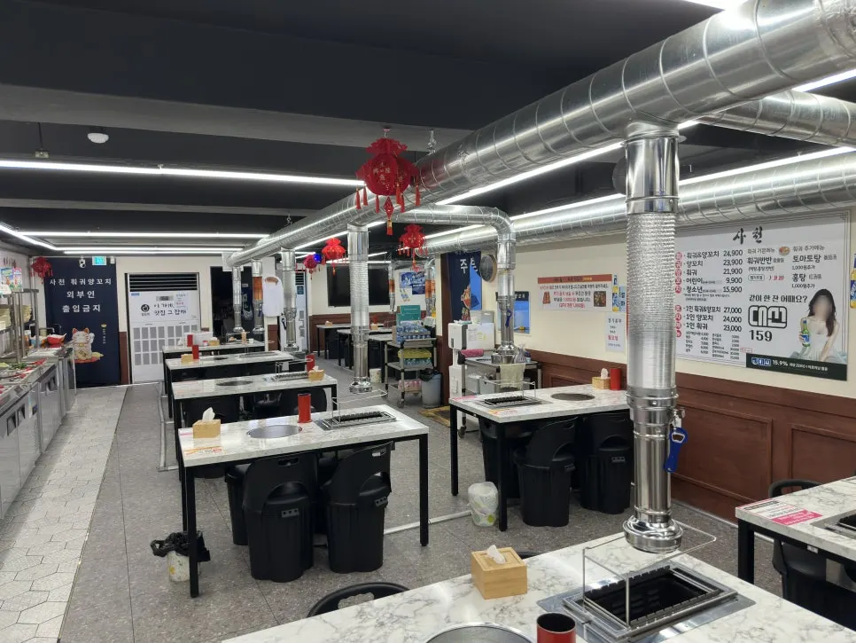 Interior of Sacheon Hwogwa Yangkkochi Nampo Branch with rows of tables