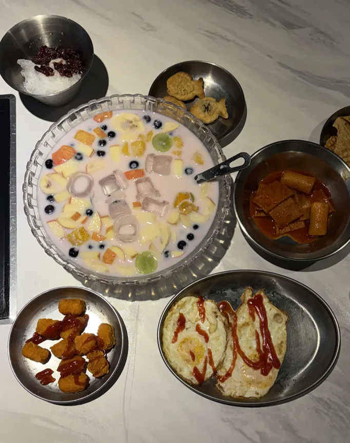 안주로 주문한 화채 한 그릇