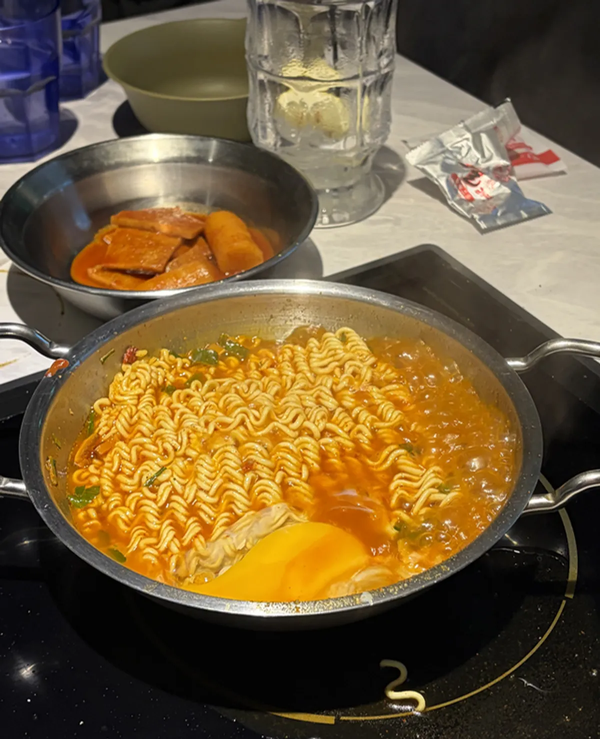 룸에서 끓여 먹은 열라면과 계란
