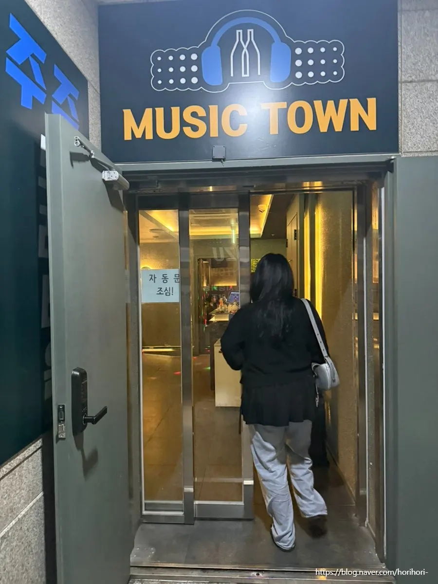 Interior of the 4th-floor karaoke bar entrance