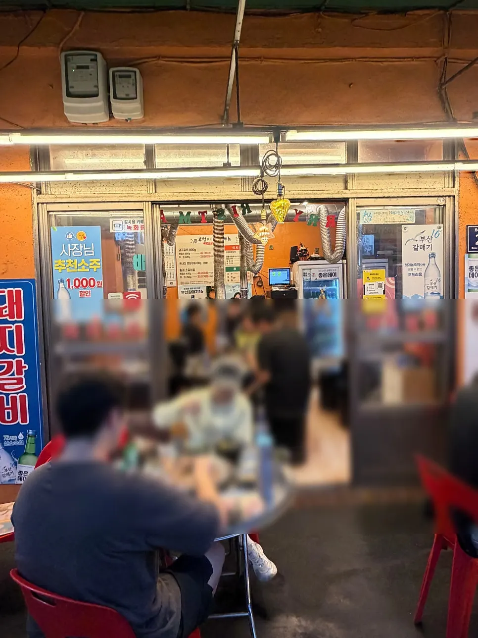 プオンイマウル店先の屋外テーブル