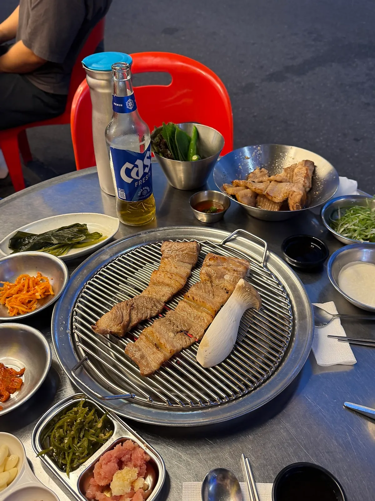 プオンイマウルの屋外席で焼く下焼き豚カルビ