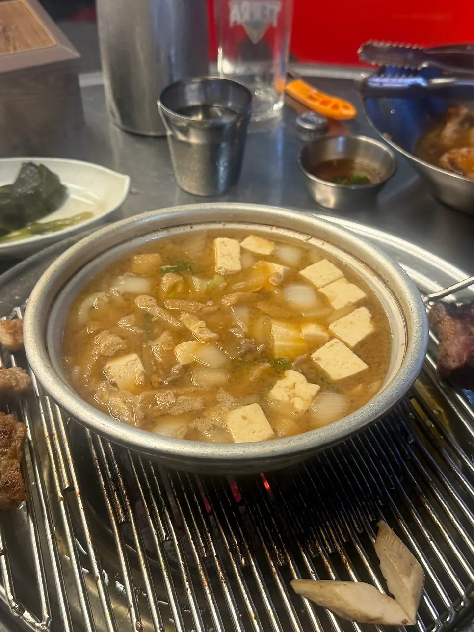豆腐と肉が入った味噌チゲのトゥッペギ
