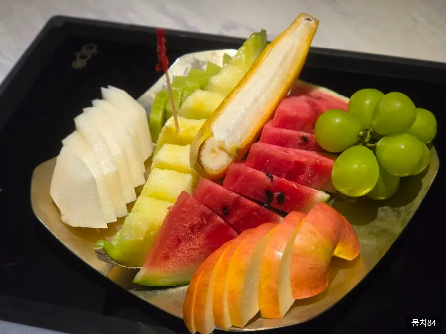 7種で出てきた季節フルーツの皿