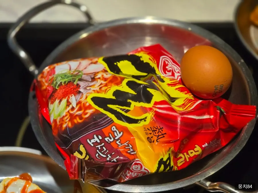 卵を入れて煮込んだ締めのラーメン