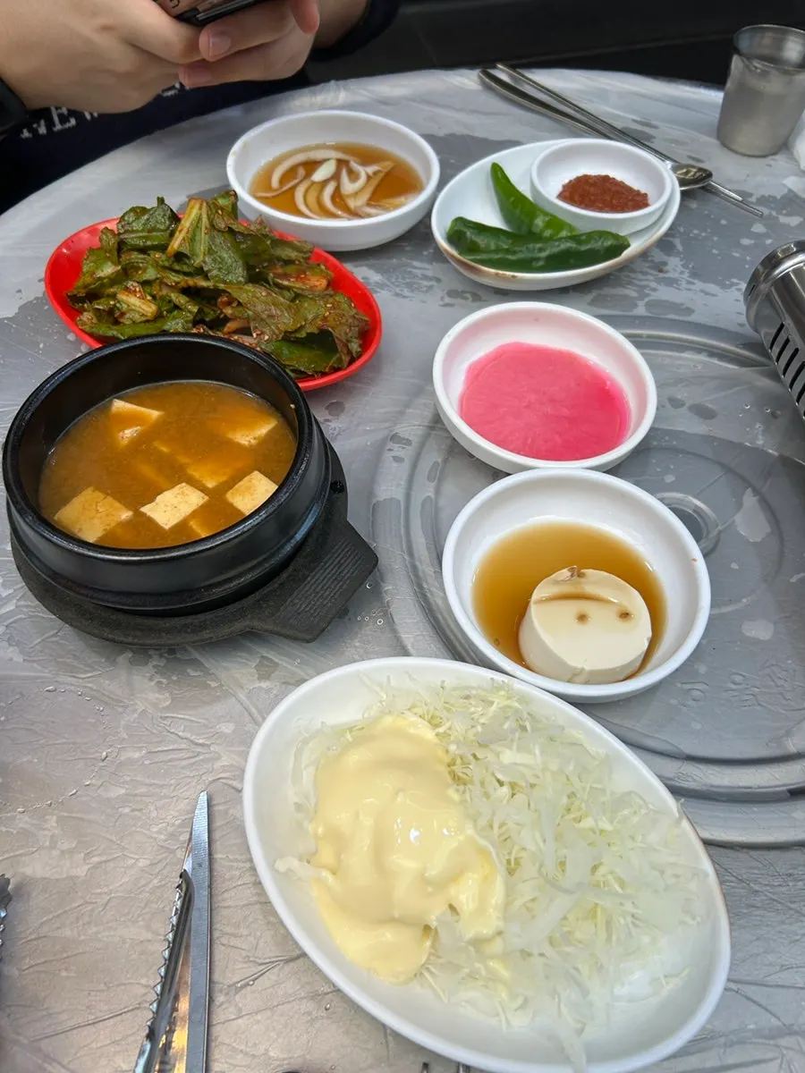 Table setting for the ordered small stone-pan seasoned gopchang