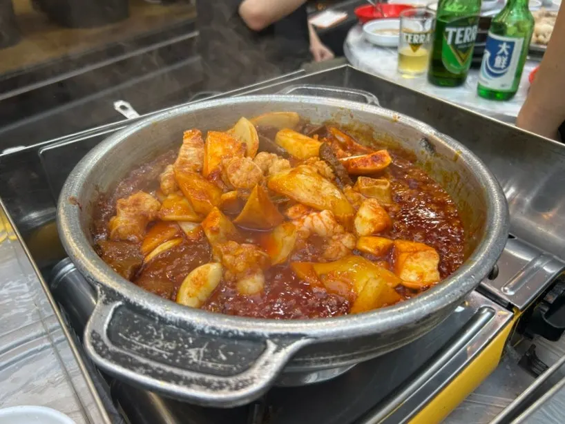 Stone-pan seasoned gopchang, small, with splash guard set up