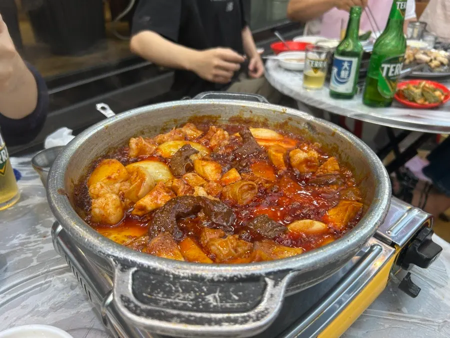 Stone-pan seasoned dish with yang gopchang, daechang, and heart