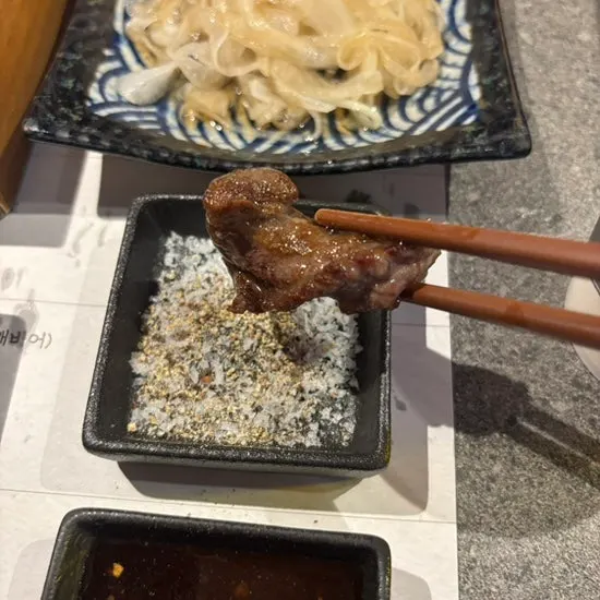 Galbisal grilling over charcoal at Yakiniku Gaek
