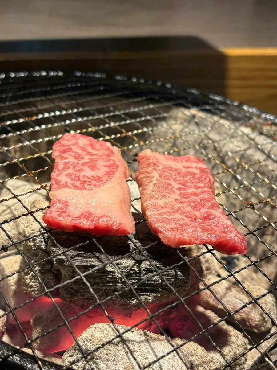 반찬과 함께 먹는 구운 소고기