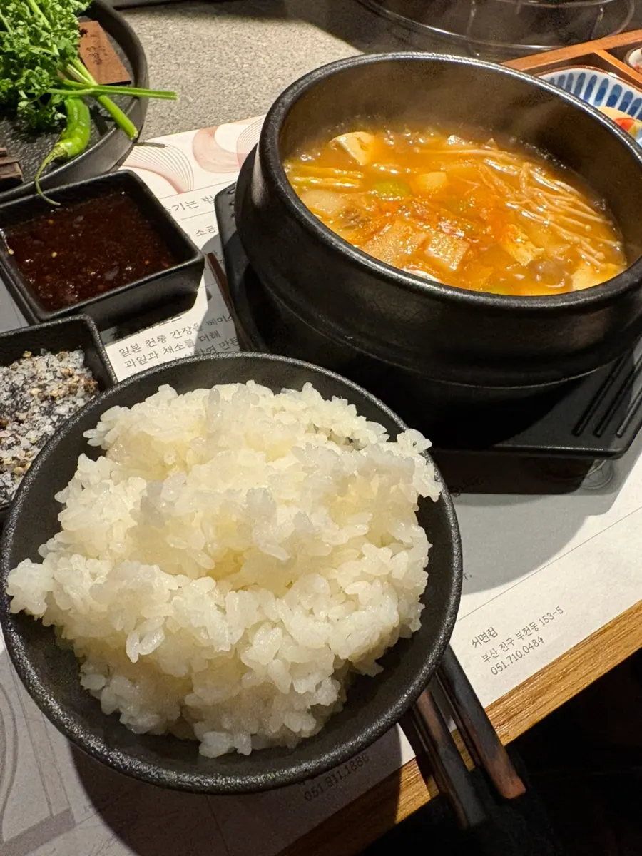 맥주와 자몽에이드, 구운 고기가 함께 놓인 테이블
