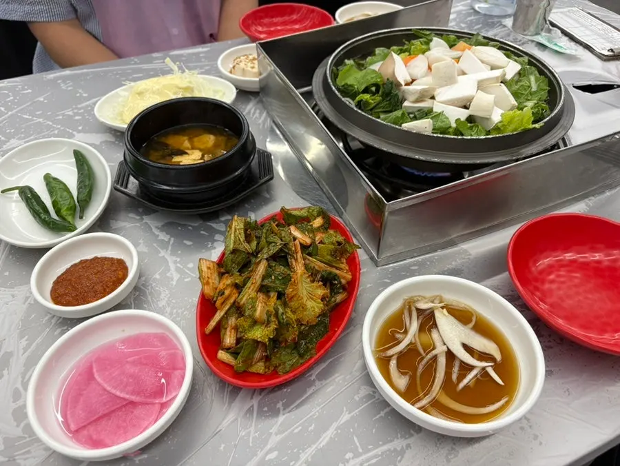 연두부와 양배추샐러드가 놓인 테이블 세팅
