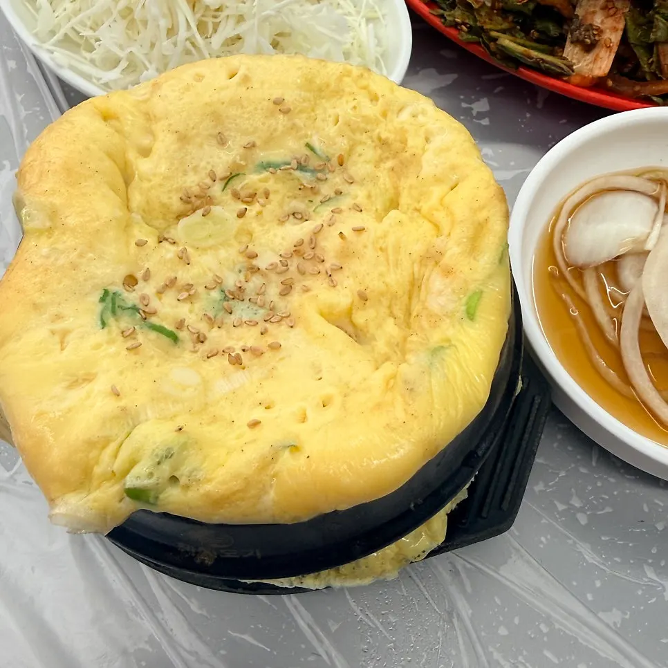 직원이 돌판에 양곱창을 잘라 굽는 모습