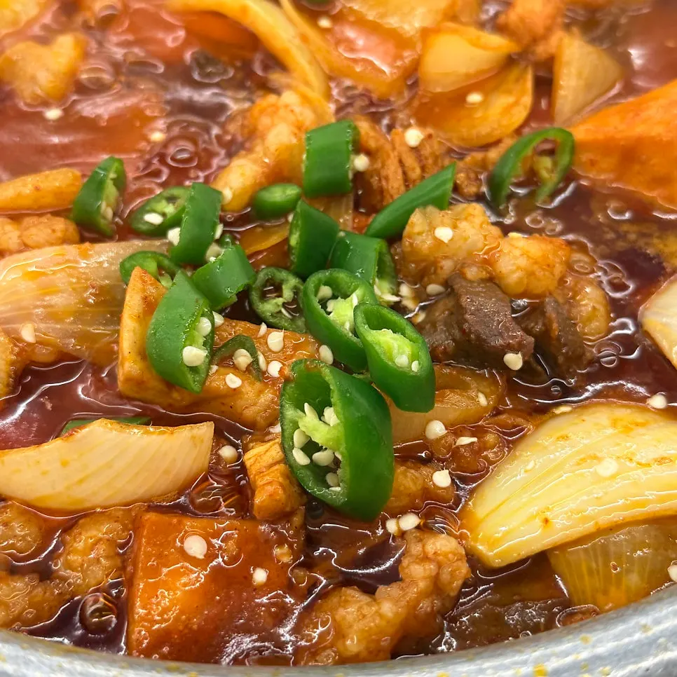 양념에 찍어 먹는 양곱창 한 점