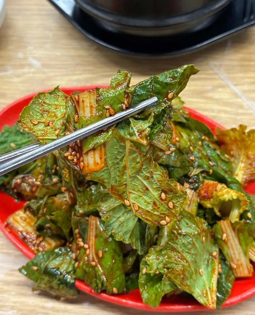 국과 순두부간장, 쌈무 등 밑반찬 상차림