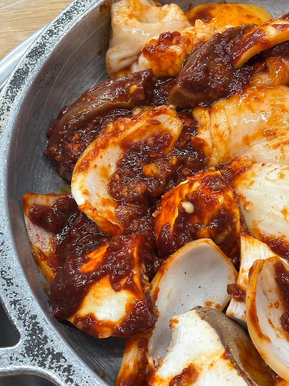 돌판 위에 올려진 돌판양념구이 중자
