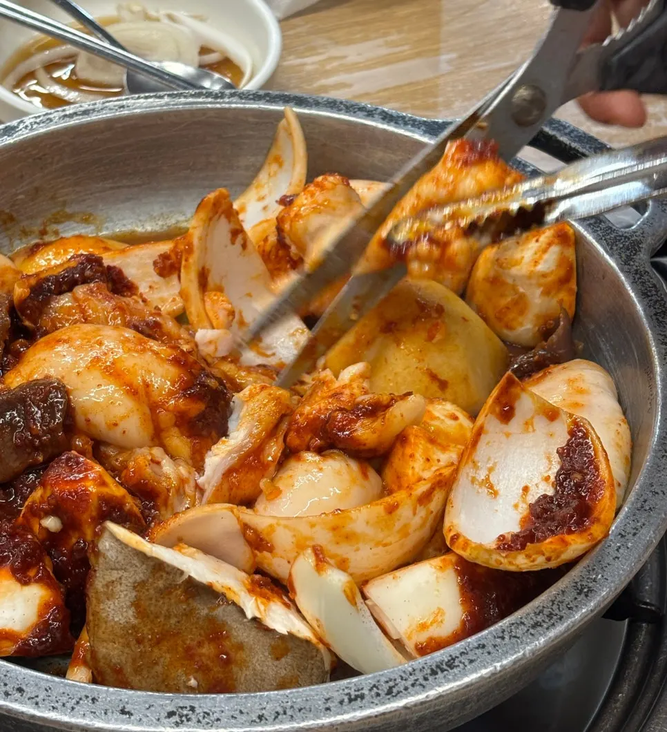 통통한 대창과 채소가 담긴 돌판