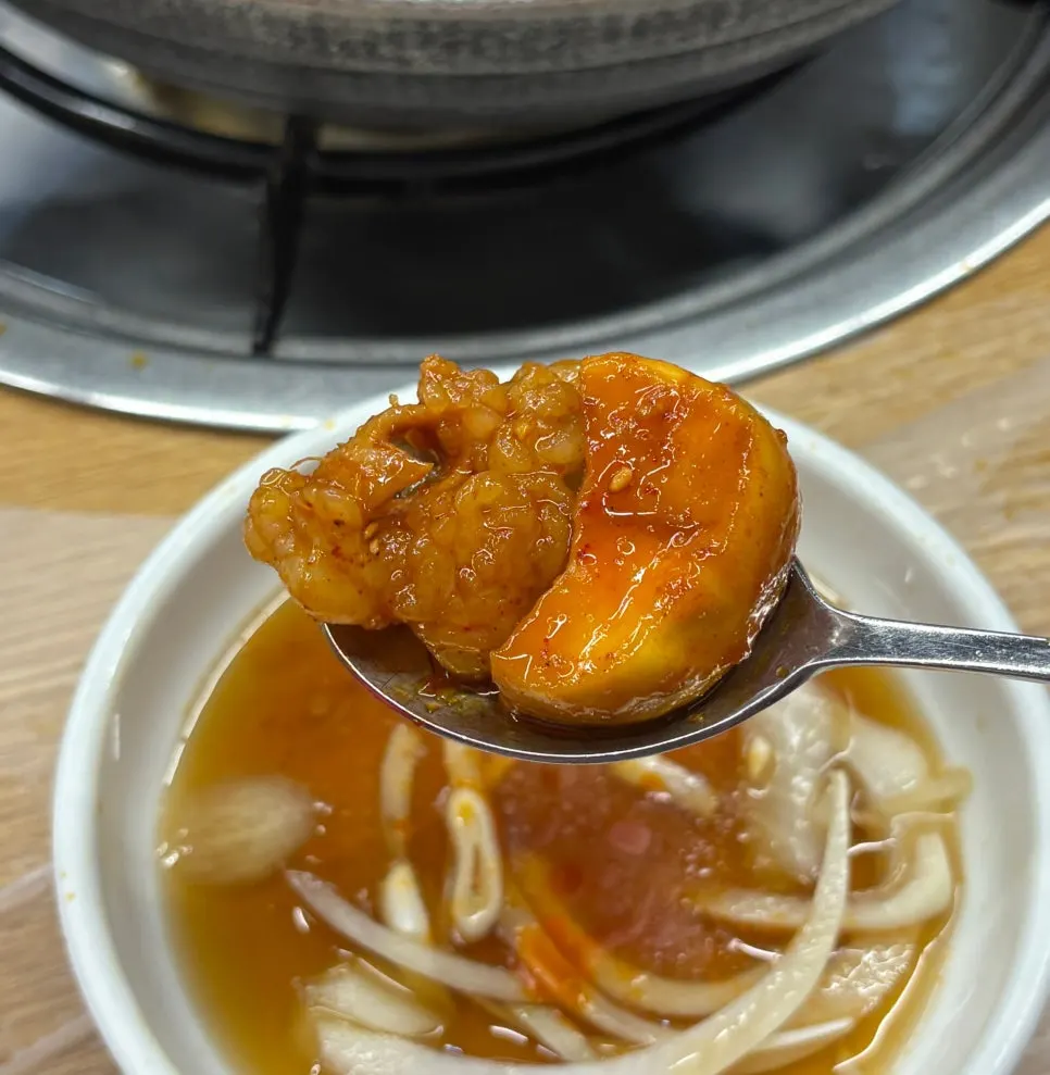 젓가락으로 집어 올린 대창