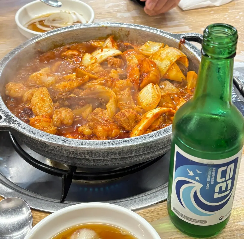 돌판양념구이가 차려진 테이블 전경