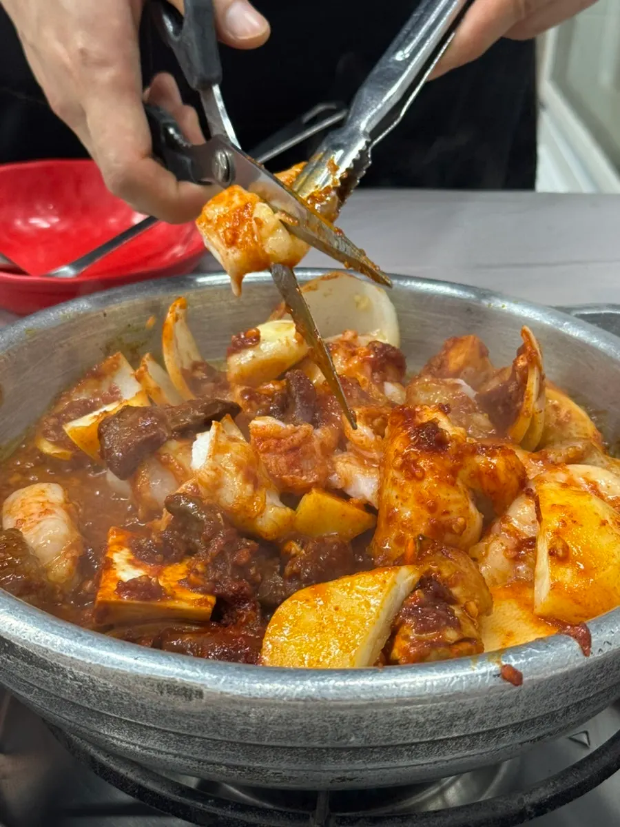 Stone-pan sauce yang gopchang topped with red sauce