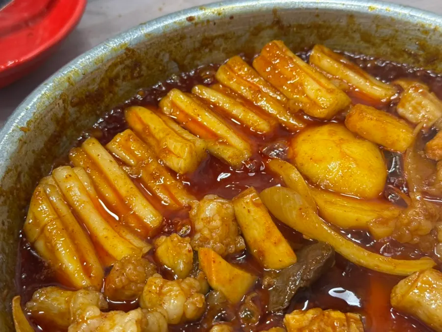 Bunmoja sari cooking in the sauce