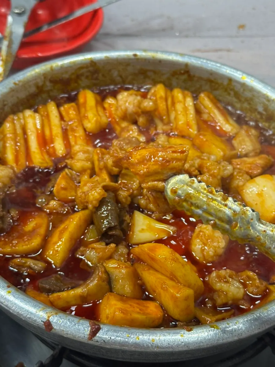 Tripe and intestine cuts in the stone-pan sauce