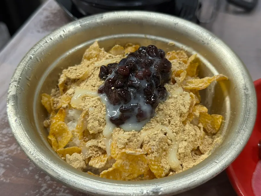 Complimentary patbingsu served at the end of the meal