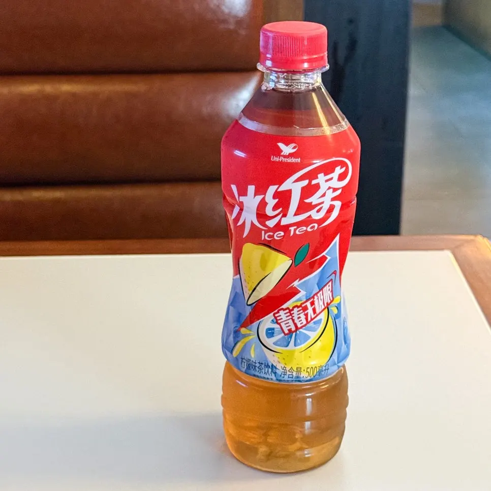 얼음이 담긴 빙홍차 한 잔