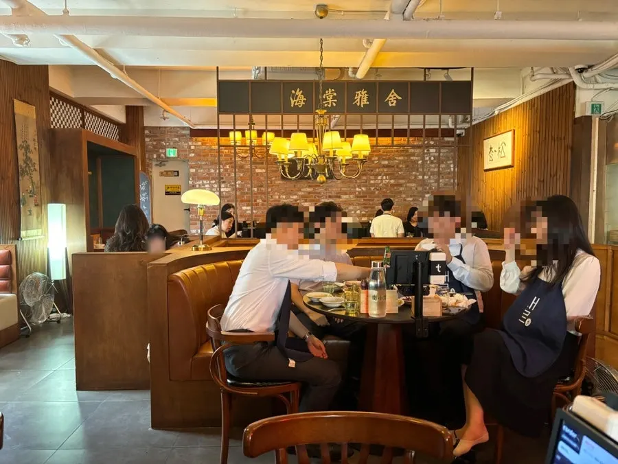 Front of the Gangnam Station Chinese restaurant Namsogwan U Yuk Dosakmyeon
