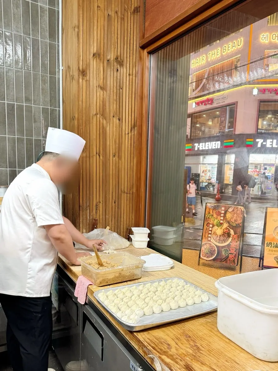즉석에서 빚고 있는 딤섬 한 판