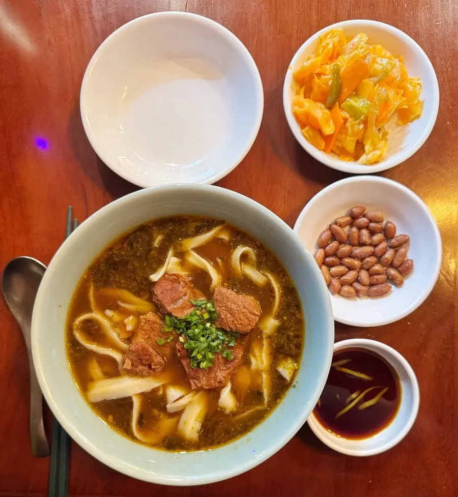 큼직한 그릇에 담긴 우육도삭면