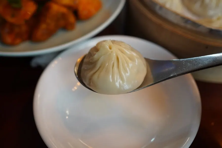 찜기에 담겨 나온 쇼롱포오