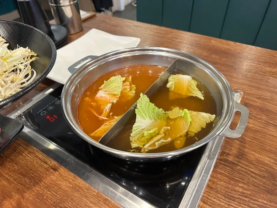 접시에 담아온 우삼겹과 우목심 고기