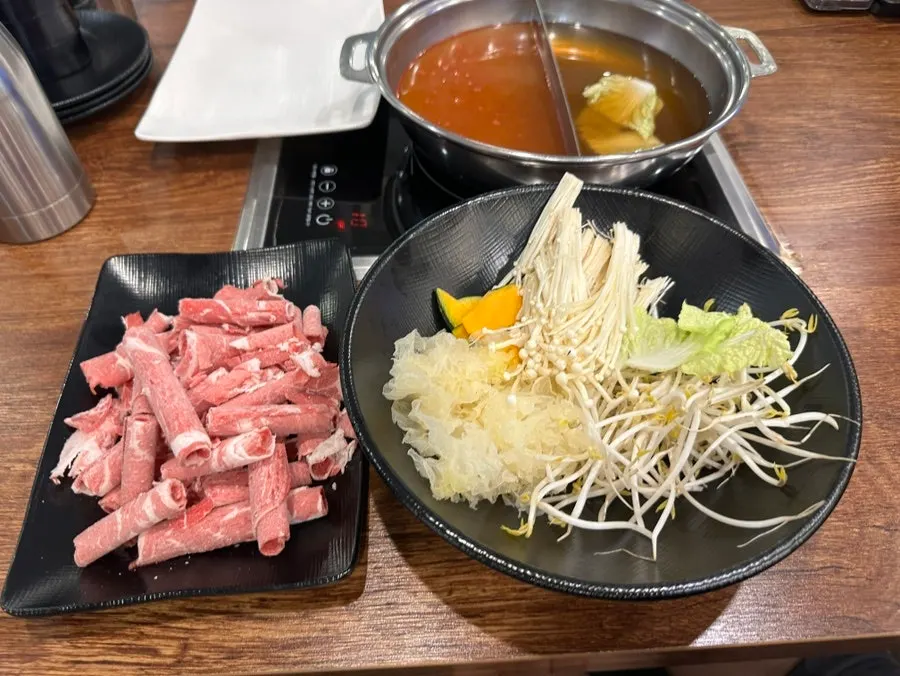 야채를 듬뿍 담아온 샤브샤브 접시