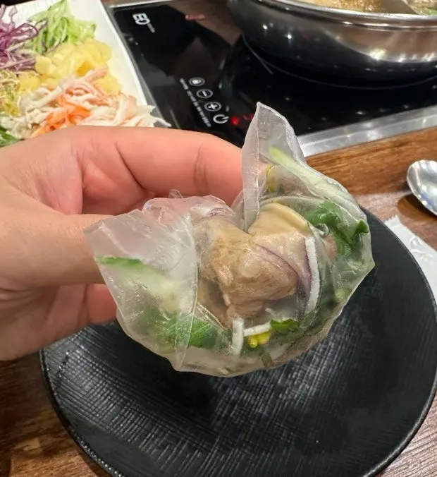익힌 고기를 건져 올린 샤브샤브
