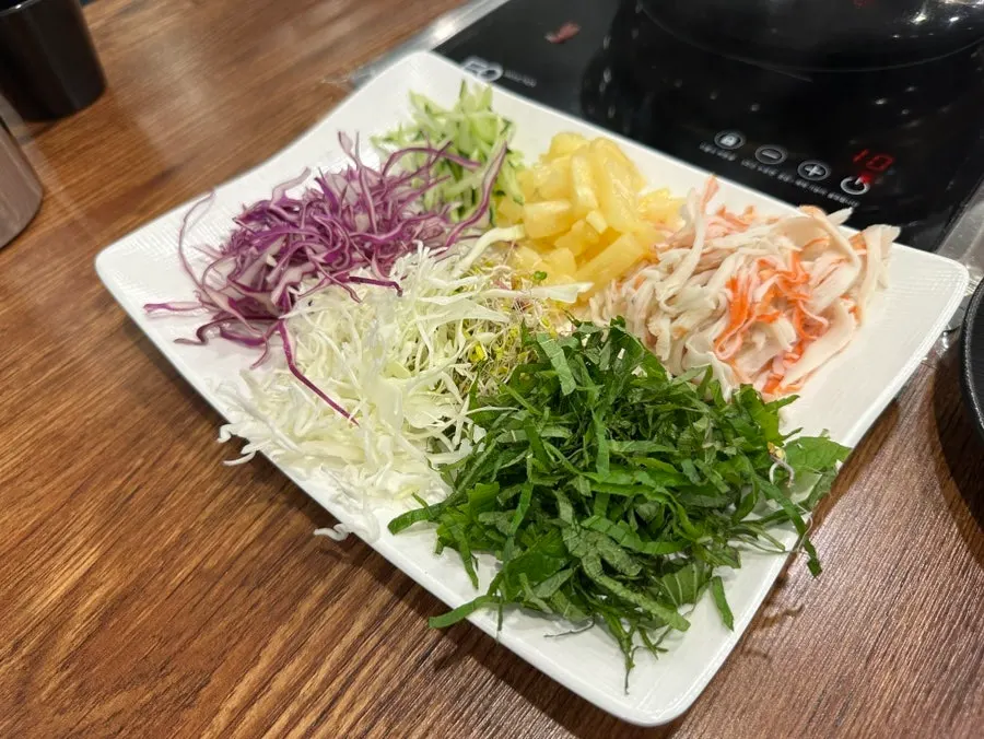 칼칼한 얼큰육수에 익어가는 샤브샤브 재료