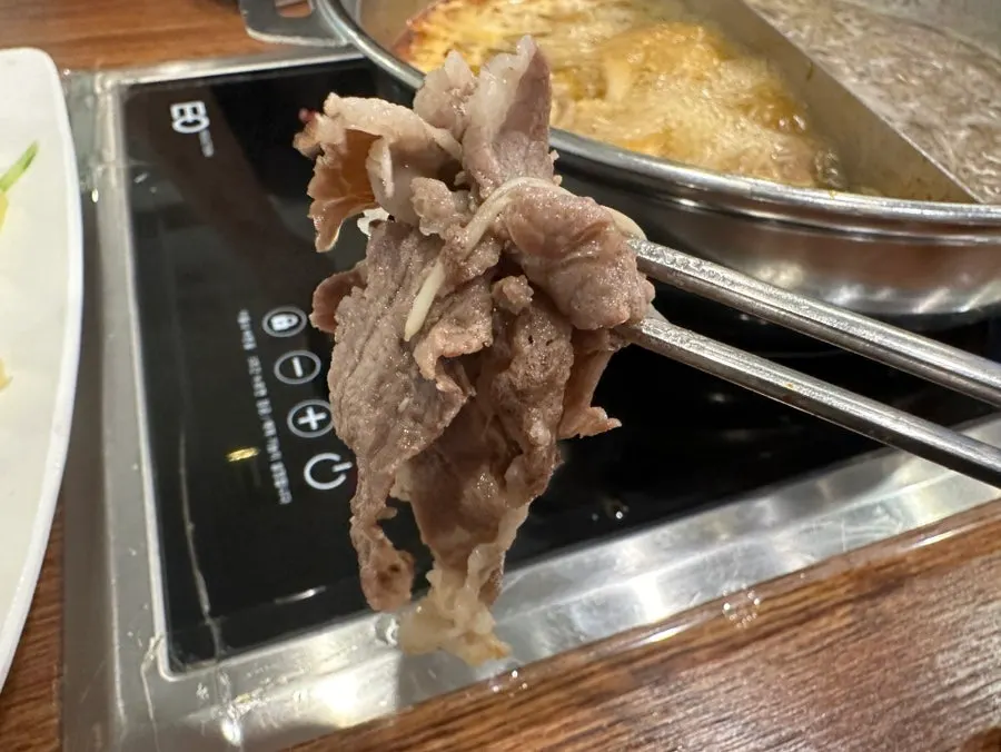 야채와 고기를 올린 월남쌈 한 입