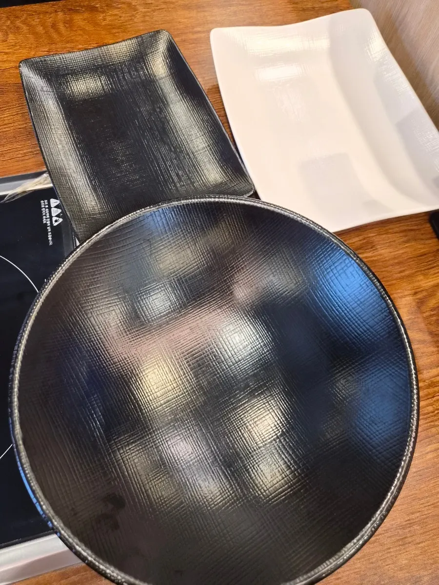 Table setting with scissors, tongs and plates