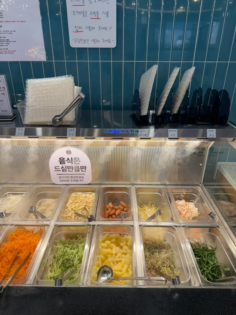 그릇에 담아온 얇게 썬 샤브샤브 소고기