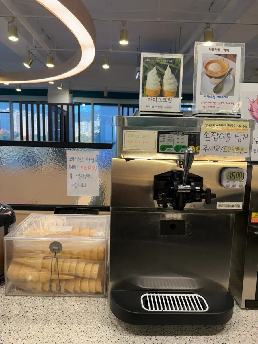 밥과 김가루가 준비된 샤브죽 재료 코너