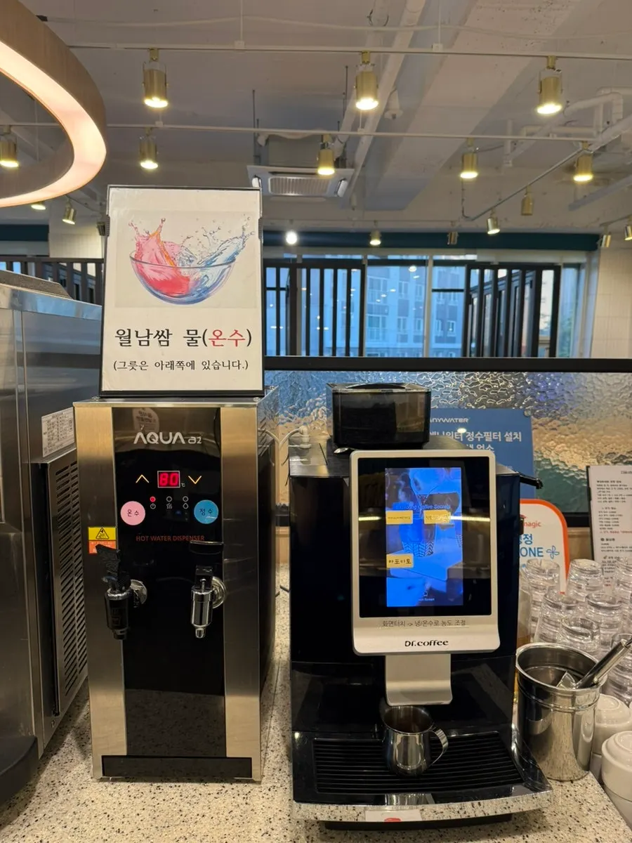 아이스크림과 콘이 준비된 후식존