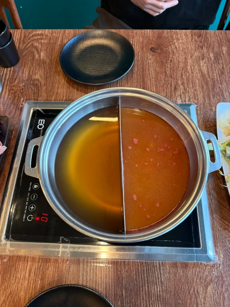 야채·고기·월남쌈 재료를 나눠 담는 테이블 그릇 세팅