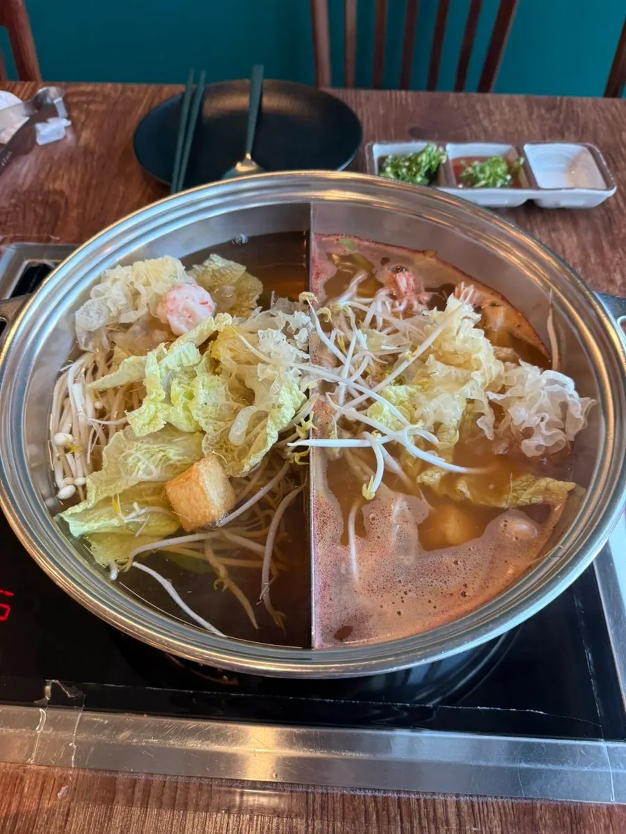 맑은 육수와 얼큰 육수 반반 냄비