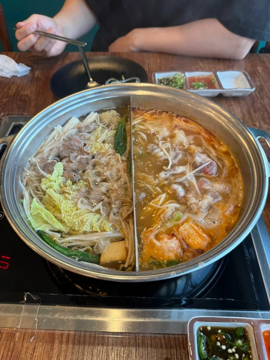 끓는 육수에 야채와 소고기를 넣은 모습