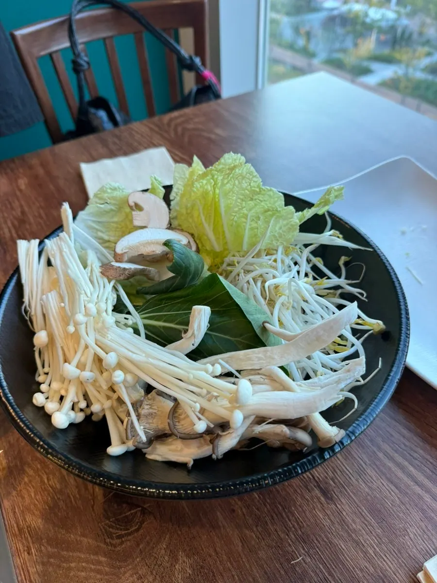 버섯 위주로 다시 담아온 두 번째 야채 접시